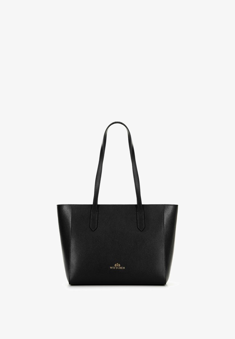 Zwarte tote bag van gestructureerd leer met twee stevige handvatten, voorzien van een gouden logo aan de voorkant en een ruime, gestructureerde vormgeving.