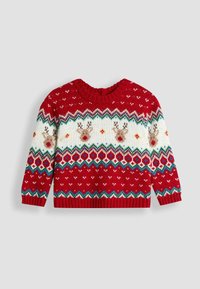 Rød strikket sweater med lange ærmer, der har hvide rensdyr og flerfarvede geometriske mønstre på brystet og kanten, ribbet halsudskæring og manchetter.