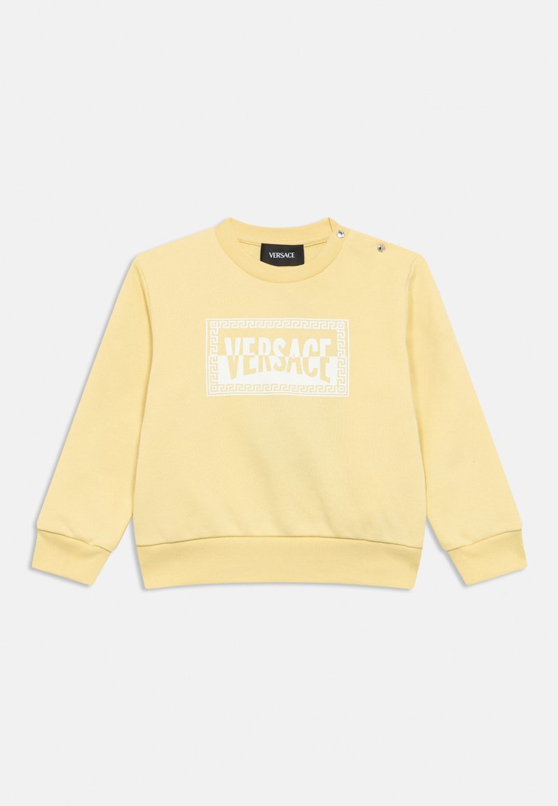 Κίτρινη φούτερ μπλούζα από βαμβάκι με ριμπ τελείωμα. Διαθέτει λευκό λογότυπο Versace σε ορθογώνιο σχέδιο και διακοσμητικά κουμπιά σούστες στον ώμο.