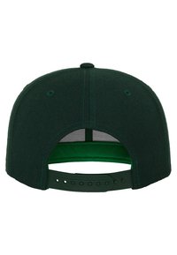 Mørkegrøn snapback kasket med flad skygge og en struktureret stof. Justerbar strop bagpå med flere knaphuller til størrelsen.