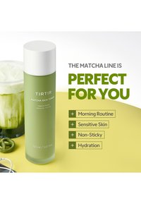 Grüne Flasche des Tirtir Matcha Hauttoners mit einem eiskalten Matcha-Getränk daneben, Text hebt Vorteile für empfindliche Haut und Feuchtigkeitsversorgung hervor.