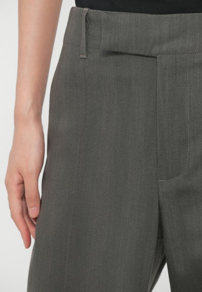 Pantaloni grigi a motivo con una superficie liscia, dotati di una vestibilità su misura, tasche laterali e una cintura piatta.