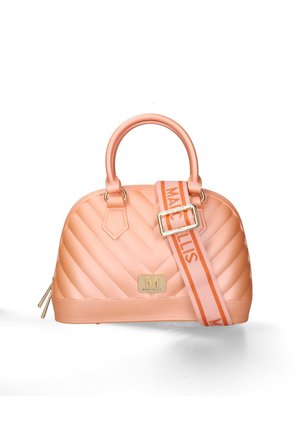 Kleine perzikkleurige gewatteerde handtas met afgeronde handvatten en verstelbare merkriem, gouden gesp en Marc Ellis logo plaatje.