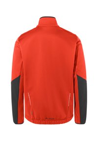 Giacca rossa con un colletto alto, dettagli neri sulle maniche e rifiniture riflettenti. Texture liscia, progettata per un uso all'aperto.