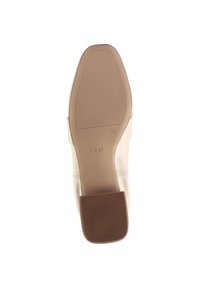 Semelle de chaussure en cuir beige avec une finition lisse, bout carré et petit talon bloc. Présente un branding en relief près du talon.