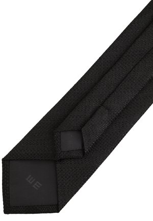 Corbata negra de tejido con una textura suave, que presenta una sección de acento negro sólido y un logotipo sutil en el extremo.