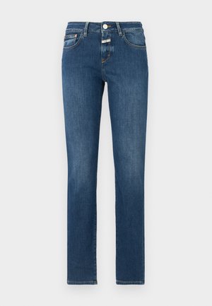 Jean en denim bleu foncé avec une coupe droite, style classique à cinq poches et zip avec fermeture à bouton. Détails usés sur le tissu.