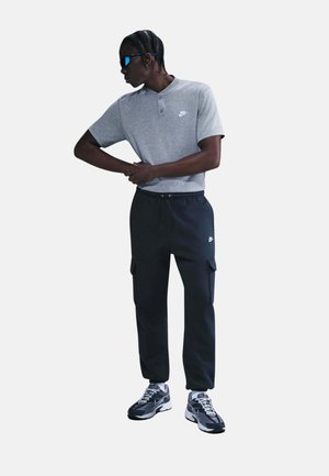 Nike Sportswear, PANTALONES CARGO CON BOLSILLOS Y CINTURA AJUSTABLE CLUB - Pantalones cargo - azul oscuro   blanco