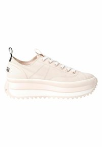 Sneaker in tela rosa chiaro con lacci bianchi, suola in gomma bianca spessa e bordo seghettato. Presenta un tab di estrazione nera sul tallone.