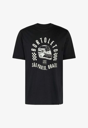 Musta T-paita, jossa valkoinen kilpa-ajajan kypäräkuvio, ruutulippuja ja teksti "Bortoleto São Paulo, Brasilia" Audi- ja Revolut-logojen kera.