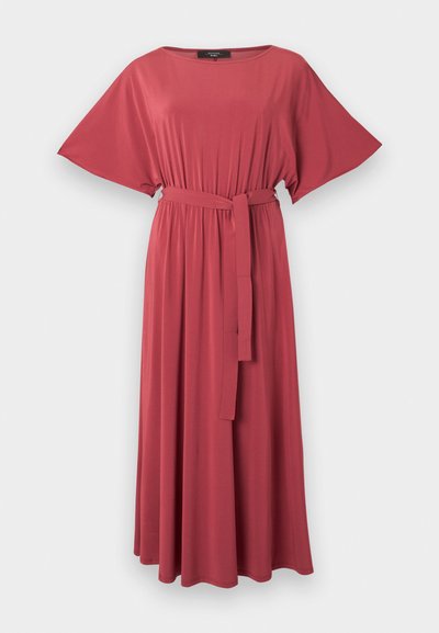 Μακρύ, αέρινο φόρεμα σε ρόδινο-κόκκινο χρώμα με φαρδιές κοντές μανίκες, σφιγμένη μέση και ζώνη από το ίδιο ύφασμα δεμένη μπροστά.
