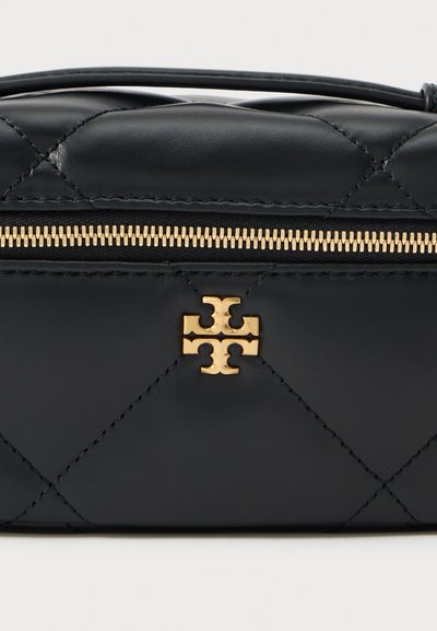 Melnas kviltētas ādas soma ar zelta furnitūru, ar rāvējslēdzēju un logotipa akcentu. Gluda tekstūra ar dimanta formas šuvēm.