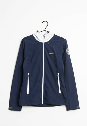 Donkerblauwe softshelljas met witte rits, capuchon, twee ritszakken en logopatches op de borst en linkermouw hangend aan een zwarte hanger.