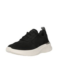 Baskets noires décontractées avec fermeture à lacets, panneaux latéraux perforés, languette grise au talon et semelle blanche épaisse, orientées vers la gauche.