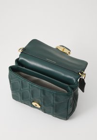 COACH MES SQUARE TABBY SHOULDER BAG - Sac à main - forest