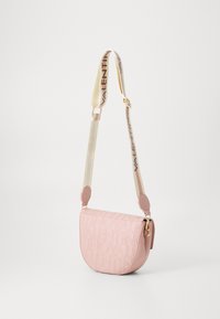 Roze leren crossbodytas met reliëfletters, gebogen vorm en goudkleurige hardware. Verstelbare riem met logodetail.