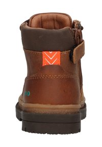 Bruine leren enkelboot met een verstevigde hak, oranje accentlipje, ritssluiting en een gestructureerde rubberen zool voor grip.