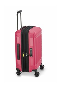 Maleta rígida rosa con cremallera y acentos negros, mango telescópico, cuatro ruedas y candado de combinación en el frente. Diseño texturizado.