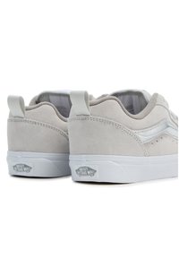 Szare zamszowe sneakersy z białą gumową podeszwą, z gładkim srebrnym paskiem i pętlą na pięcie. Widoczne logo na pięcie.