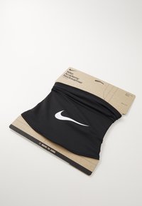 Fekete anyagú nyakmelegítő, fehér Nike swoosh logóval, barna karton háttérrel, amelyen a termék neve és a márka látható.