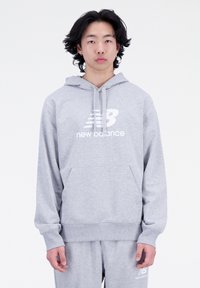 New Balance - ESSENTIALS STACKED LOGO HOODIE - Hoodie - athletic grey Miniatuurafbeelding 1