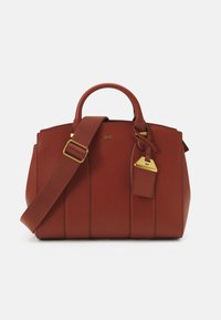 Sac à main en cuir marron texturé avec deux poignées supérieures, une bandoulière détachable et une quincaillerie dorée. Il présente des coutures verticales et une étiquette.