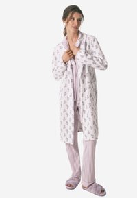 Robe bianco a fantasia floreale, pigiama a righe viola e pantofole in peluche grigie. Tessuto morbido, maniche lunghe, chiusura con bottoni sulla robe.
