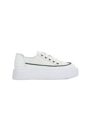 Białe niskie sneakersy na platformie z czarnym obramowaniem, sznurowane z przodu i grubą podeszwą na białym tle.