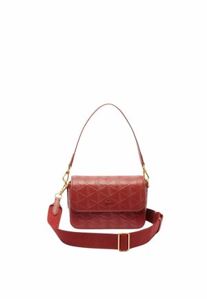 Borsa a tracolla imbottita rossa con finitura liscia, hardware dorato e tracolla regolabile. Presenta un motivo triangolare embossato sulla parte anteriore.