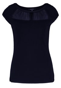 Blusa negra de manga corta con yugo translúcido y pequeño detalle en V en el escote, silueta ajustada.