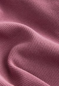 Tissu côtelé de couleur mauve douce, présentant une texture subtile avec des rangées de lignes verticales qui créent de la profondeur et de la dimension.