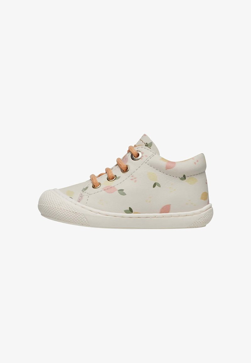 Chaussure gris clair avec imprimé floral en rose et jaune, dotée de lacets beige, d'une semelle en caoutchouc et d'un design à bout rond.