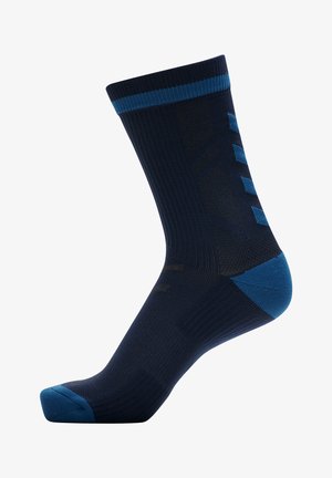 Dunkelblaue Sportsocke mit geripptem Textil, kontrastierenden blauen Akzenten, nahtloser Zehenpartie und geometrischem Design an der Seite zur Verbesserung der Atmungsaktivität.
