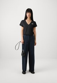 Pinko TURBATO - Pamata T-krekls - nero limousine