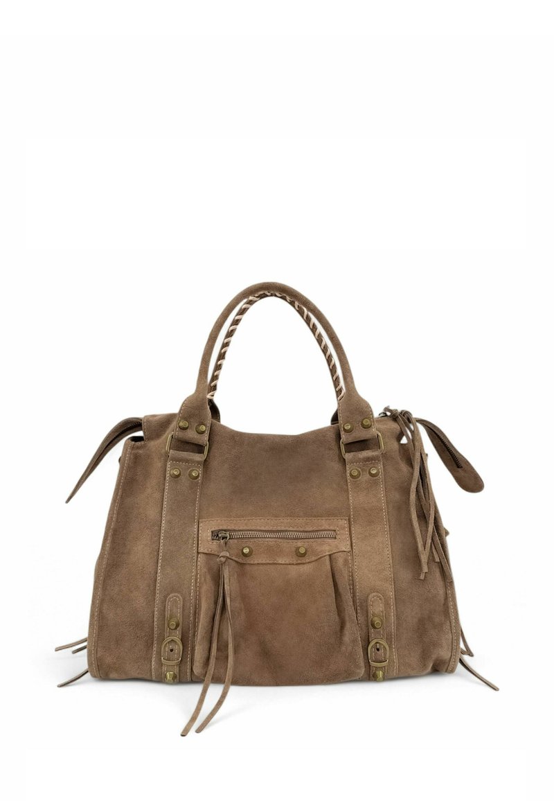 Sac à main en daim marron avec doubles poignées, poche zippée avant, boucles décoratives et accents de glands sur fond blanc.