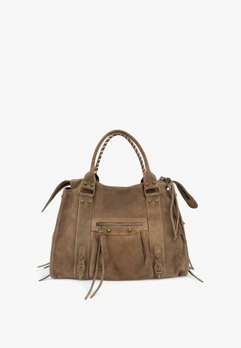 Sac à main en daim marron avec doubles poignées, poche zippée avant, boucles décoratives et accents de glands sur fond blanc.