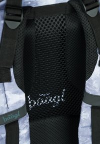 Imbottitura in rete nera con una superficie testurizzata, dotata di cinghie grigie. Un logo "baagl" è visibile in bianco nella zona in rete per il branding.