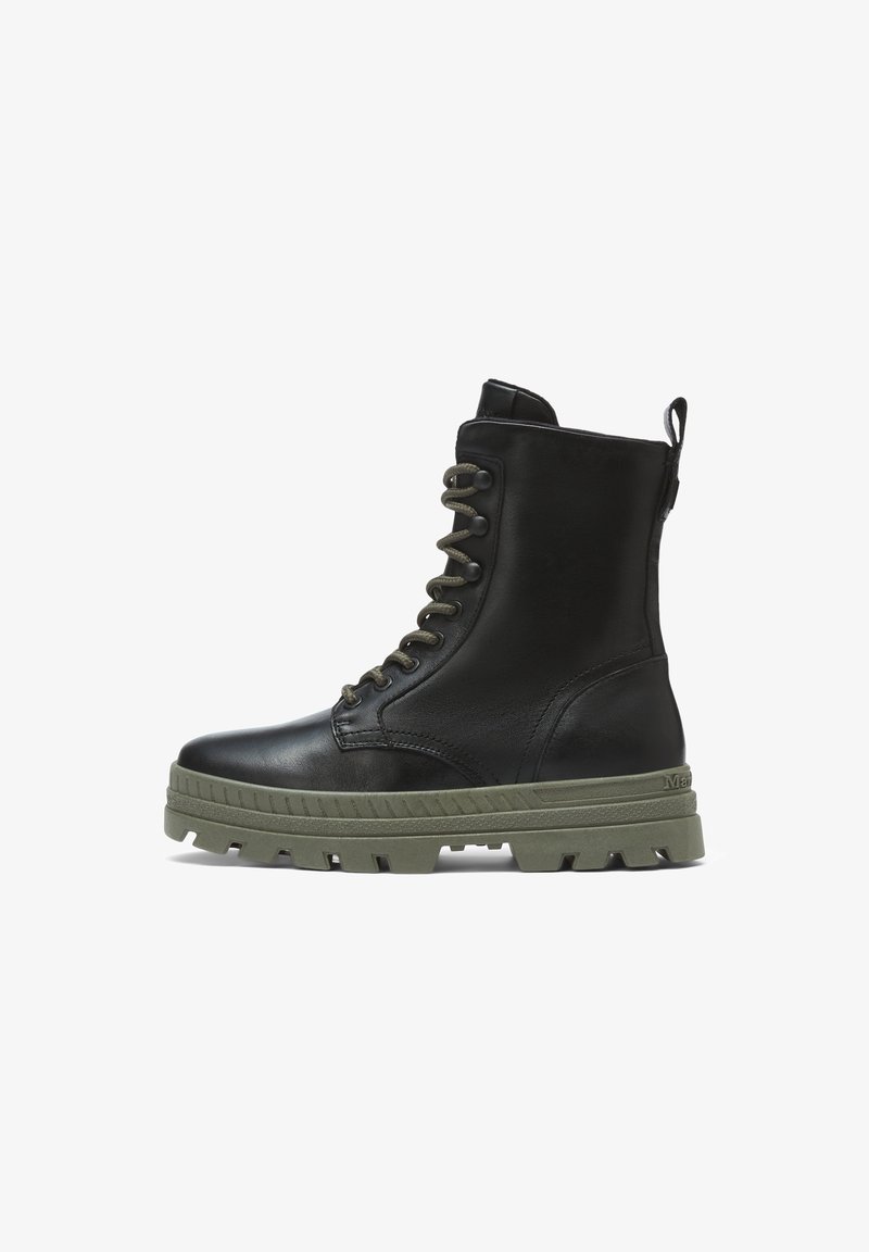 Botte montante en cuir noir avec une semelle épaisse à crampons vert olive, lacets verts et languette arrière, vue de profil.
