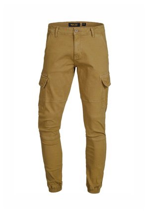 Pantalones cargo marrones de corte ajustado con puños elásticos, bolsillos con solapa en los muslos, cierre frontal con botón y presillas para cinturón.