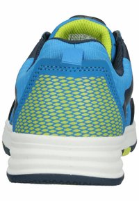 Scarpe sportive blu con una parte posteriore in rete traspirante e accenti gialli, suola intermedia bianca e suola esterna in gomma scura con texture.