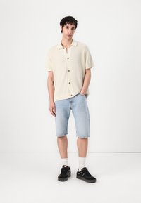 Tommy Jeans SCRIPT SHIRT  - Shirt - desert sand dune