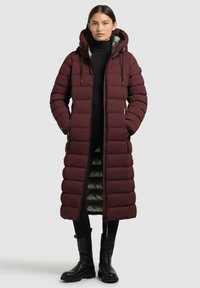 Bordeauxfarbener, langer Puffer-Mantel mit gestepptem Design, Kordelzugkapuze, durchgehendem Reißverschluss und seitlichen Taschen; gefüttert mit einem kontrastierenden Innenmaterial.