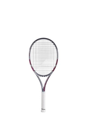 Racchetta da tennis con telaio nero, grigio e rosso e manico bianco, mostrata in verticale su sfondo bianco semplice.