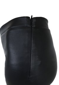 Zwarte leren rok met een gladde textuur, hoge taille en een centrale rits aan de achterkant voor sluiting.