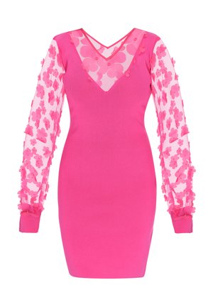 Getailleerde roze jurk met een V-hals, doorschijnende mouwen met bloemmotief en geribbelde structuur op het lichaam, eindigend boven de knie.