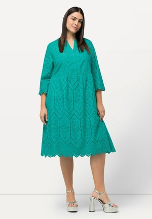 EN AJOURÉE. LIGNE EN A. COL TUNISIEN ET MANCHES 3/4. - Robe de jour - turquoise