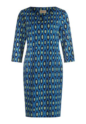 Knielanges Kleid aus blauem Stoff mit einem geometrischen Muster aus dunkelblauen, grünen und gelben Formen; verfügt über Dreiviertelärmel und einen runden Halsausschnitt.