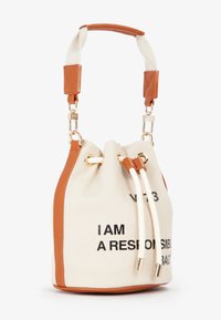 Borsa a secchiello in tela color crema con dettagli in pelle arancione. Presenta una chiusura a coulisse e testo stampato: "IO SONO UNA BORSA RESPONSABILE." Fibbia in ottone.