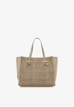 Bolso tote tejido color beige con patrón de espiga, laterales de cuero beige liso, doble asa superior y forma rectangular estructurada.