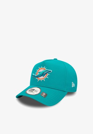 Türkisfarbene Baseballmütze aus Stoff, mit einem gestickten Miami Dolphins Logo mit orangenen Akzenten auf der Vorderseite. Verstellbarer Hinterriemen.